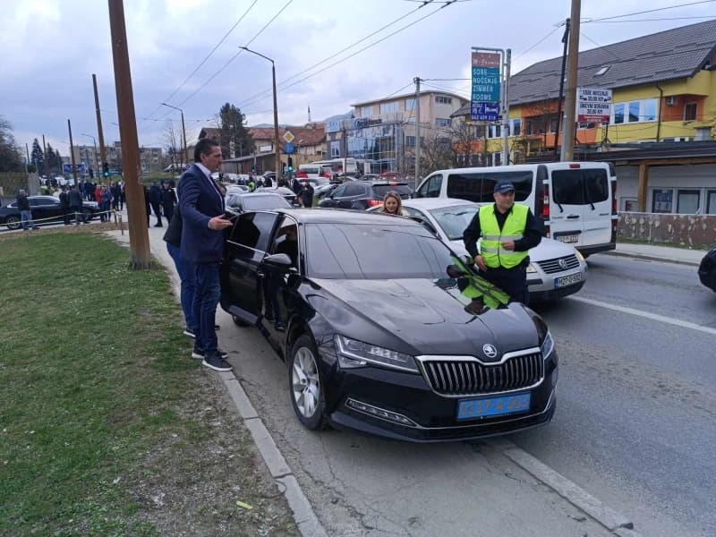 Dodikov poslušnik Nedeljko Elek "tražio belaja" ispred Suda BiH, policajci MUP-a KS dozvolili da im on drži lekcije