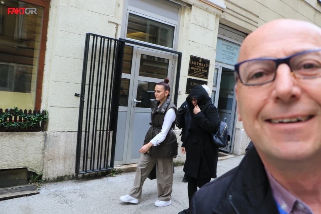 Advokat Damir Koldžo ometao rad i fizički nasrnuo na fotoreportera Faktora nakon ročišta u slučaju Gadžun