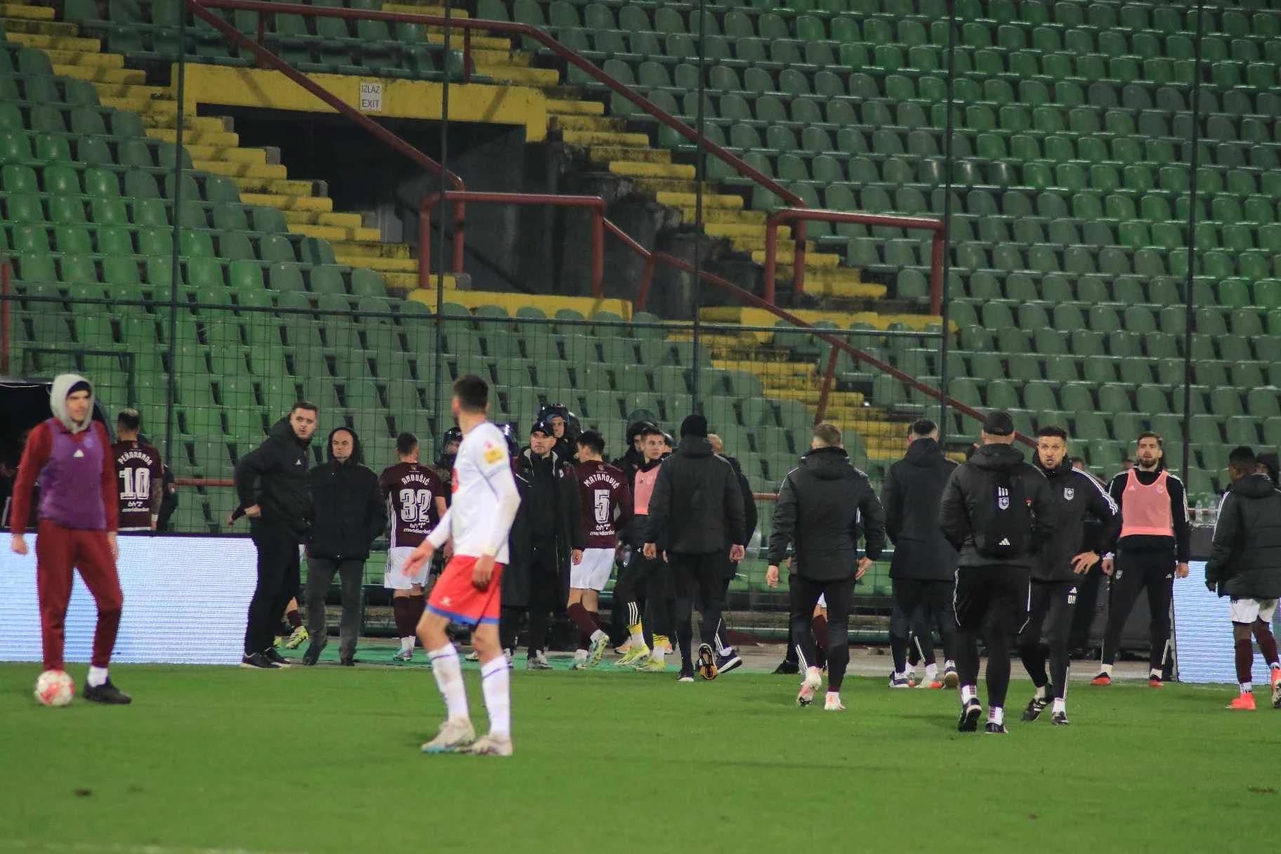 Igrači Sarajeva izlaze s terena
