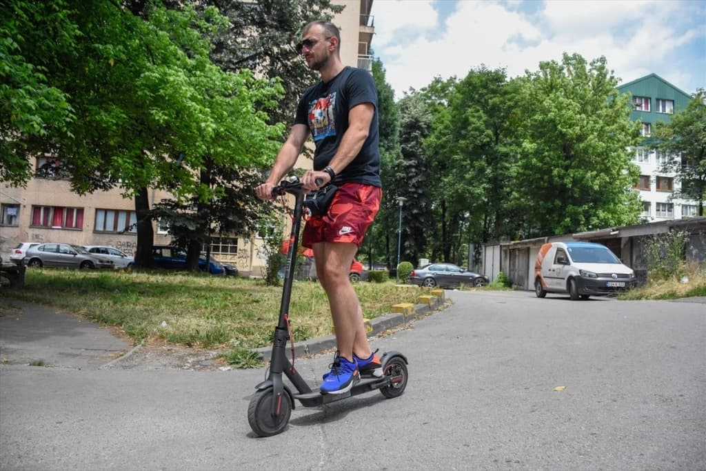 E-romobil sve popularnije prevozno sredstvo u BiH: Neophodna infrastruktura i zakonska regulacija