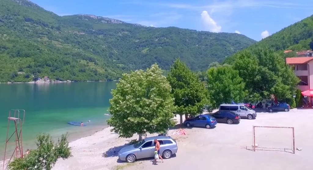 Pucnjava na plaži Jablaničkog jezera
