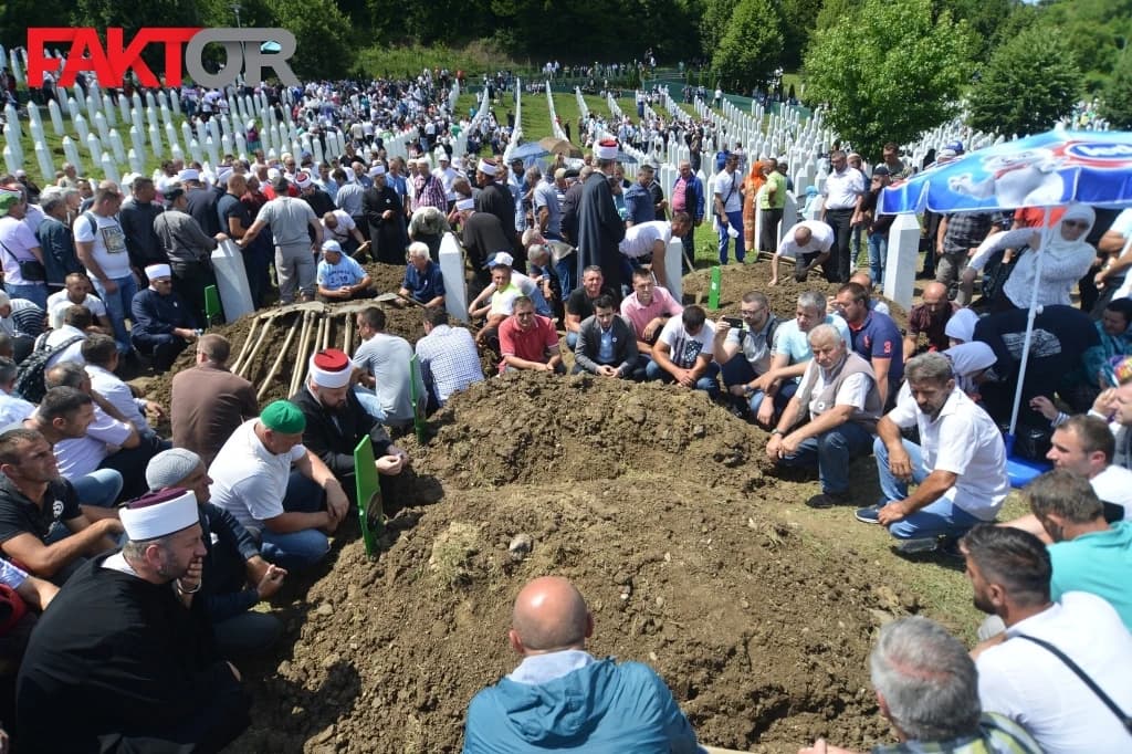 UŽIVO-Komemoracija u Potočarima: Klanjana dženaza, ukopane 33 žrtve
