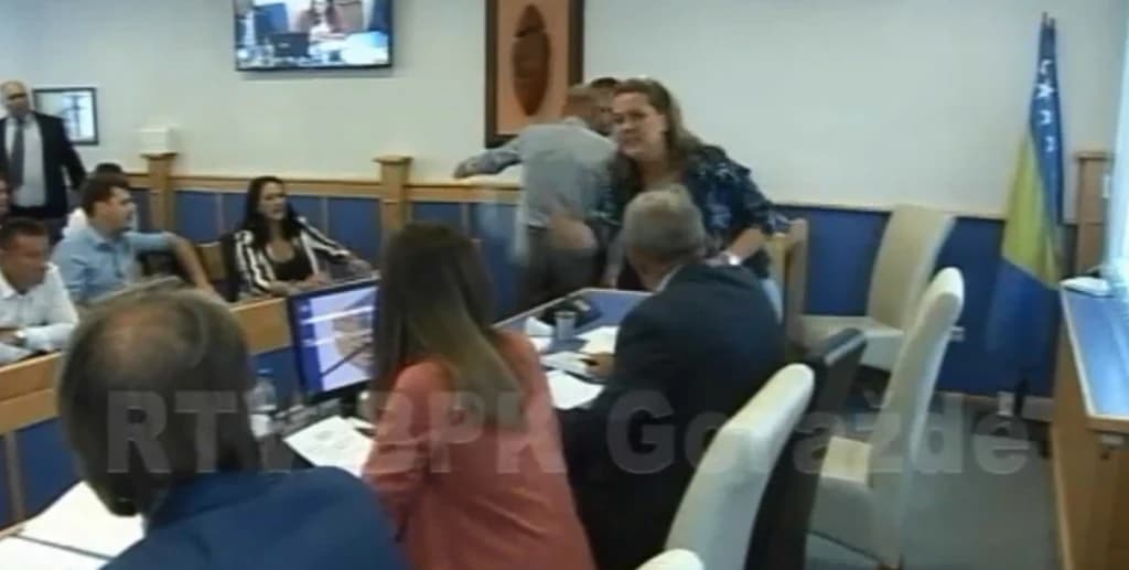 Skandal u Skupštini BPK: Pogledajte video kad Daliborka Milović flašom gađa Editu Velić