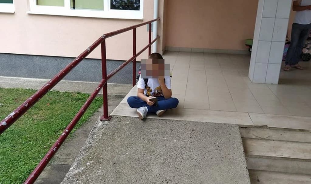 Autistični dječak ispred škole