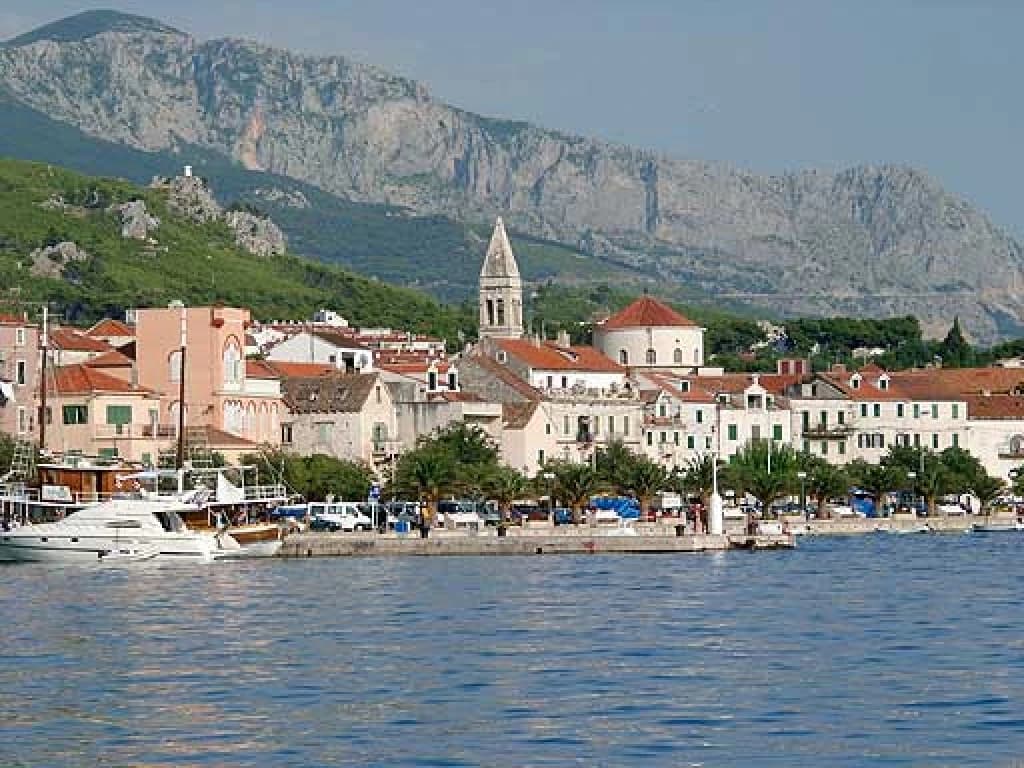 Desetero srednjoškolaca iz Srebrenika se otrovalo hranom na ekskurziji u Makarskoj