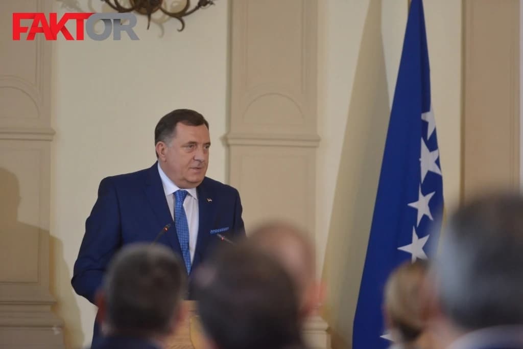 Nakon nosanja po hodnicima: Dodik traži ocjenu ustavnosti Zakona o zastavi BiH