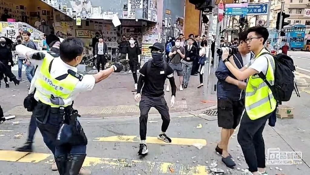Policajac upucao demonstranta u Hong Kongu