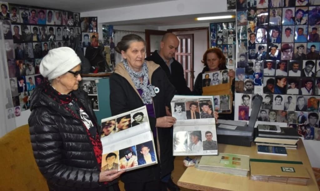 Doniranje fotografija Memorijalnom centru Srebrenica- Potočari