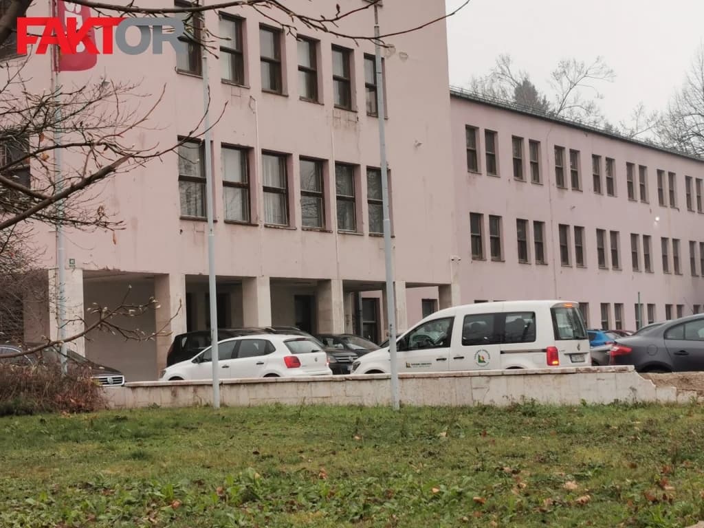 Grijanje za čovjeka: SDP-ovo rukovodstvo Toplana radnike šalje da prave kotlovnicu u stranačkoj centrali