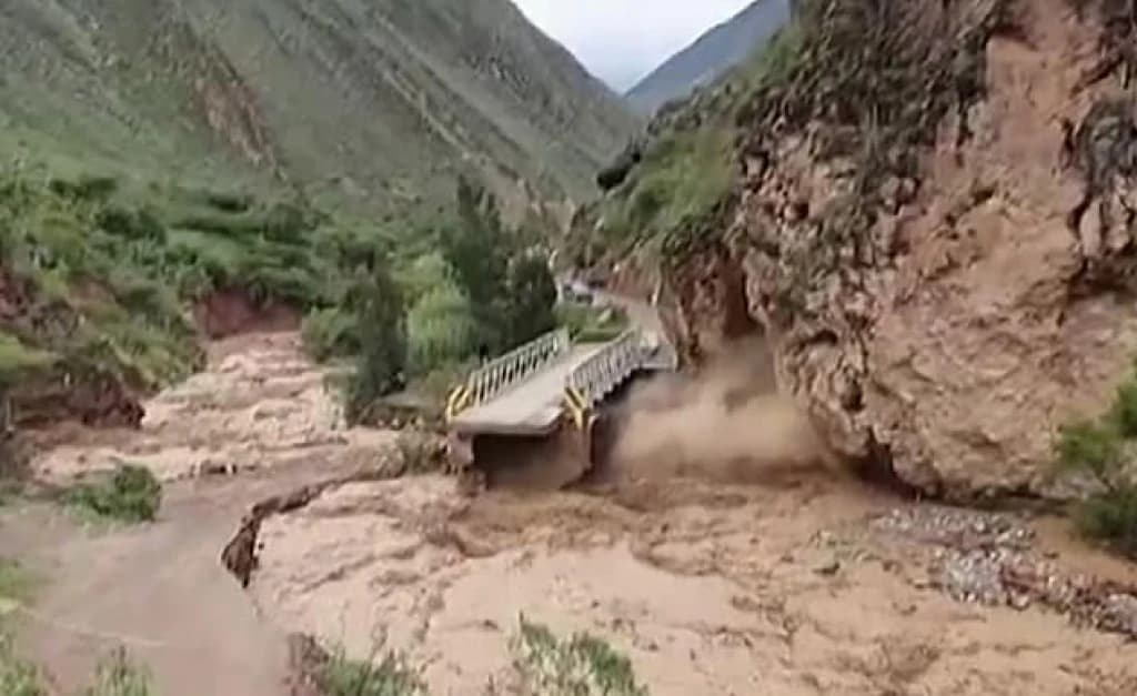 Stijena se srušila na most u Peruu