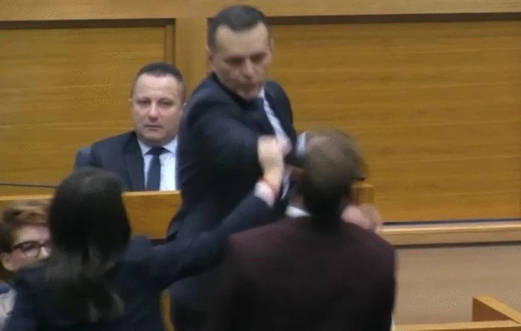 Bruka u Banjoj Luci: Ministar MUP-a Lukač fizički nasrnuo na zastupnika Stanivukovića