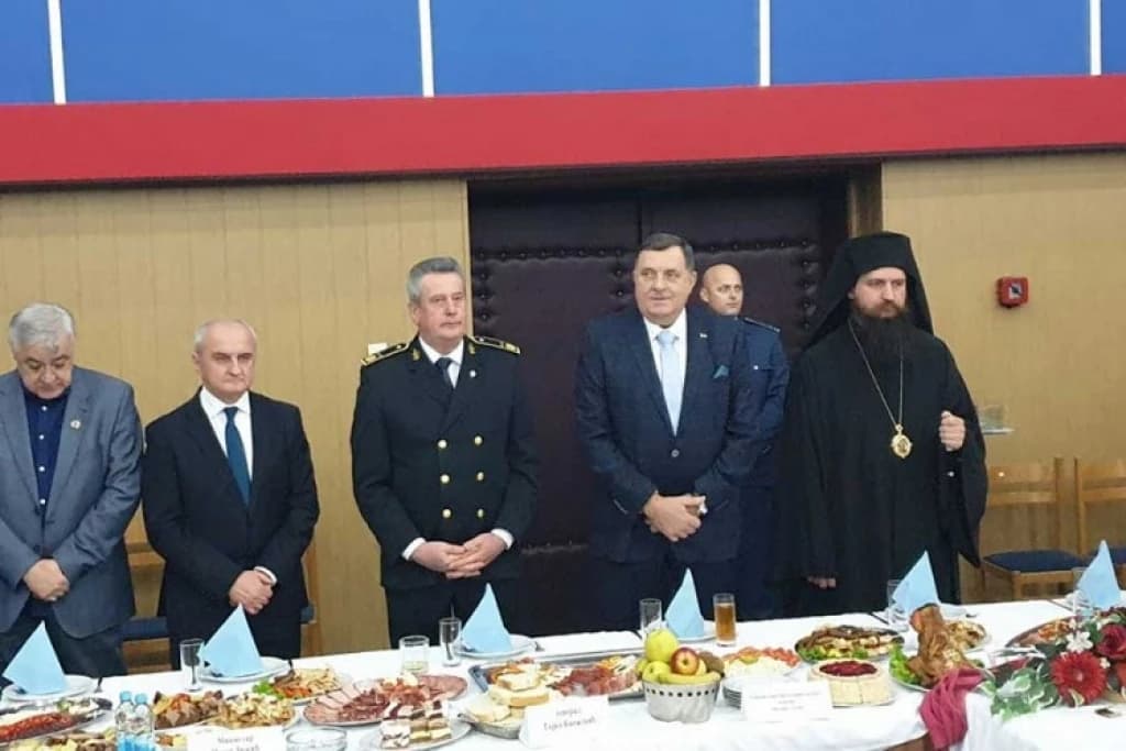 Božićni prijem u kasarni Oružanih snaga BiH: Dodik dočekan uz Marš na Drinu