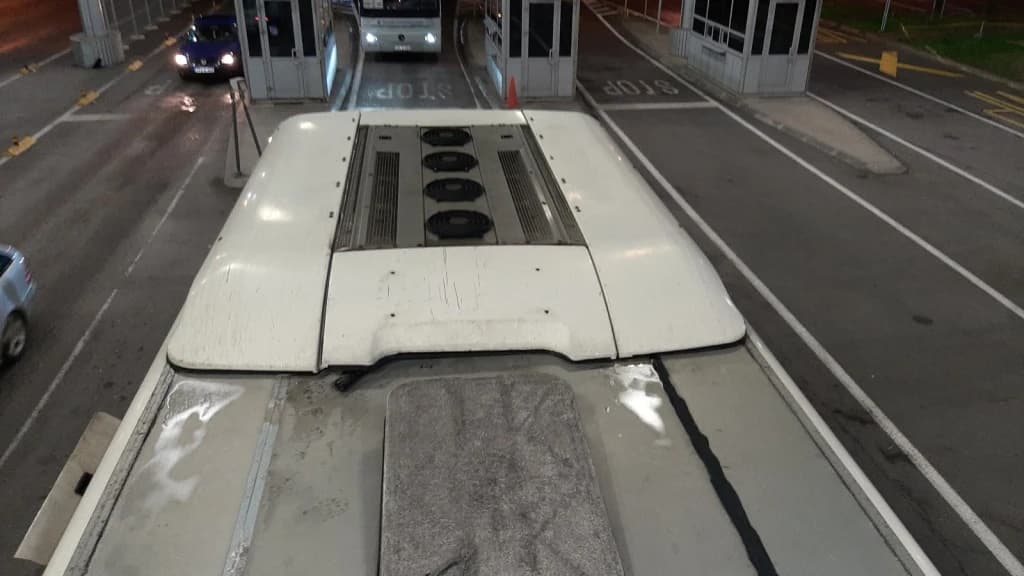 Na granici BiH: U krovu i ventilaciji autobusa nađeni mobiteli i druga tehnička oprema