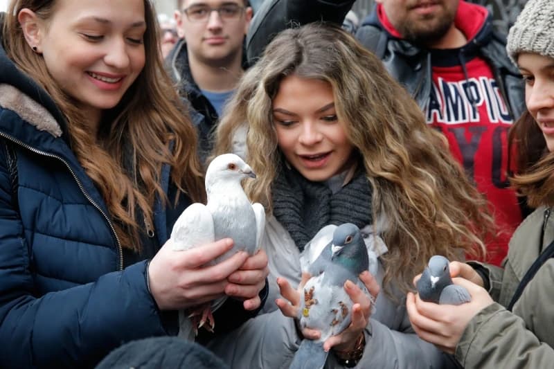 Simboličnim puštanjem 36 golubova počelo otvaranje Sarajevske zime 2020