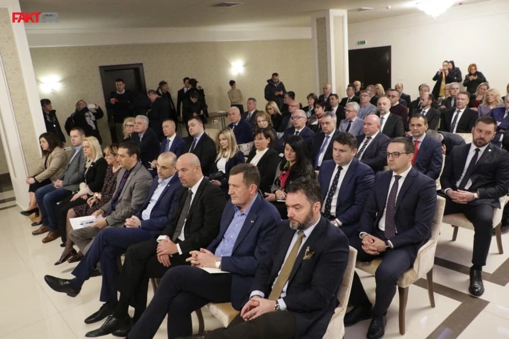 Sastanak Srba iz institucija BiH, došao Tegeltija iz VSTV-a, Petrić iz CIK-a, državni službenici i direktori