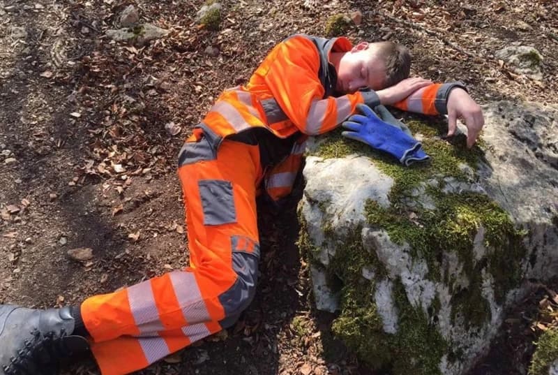 U centru pažnje mladi fudbaler: Dirljiva fotografija borbe protiv vatrene stihije u Hercegovini