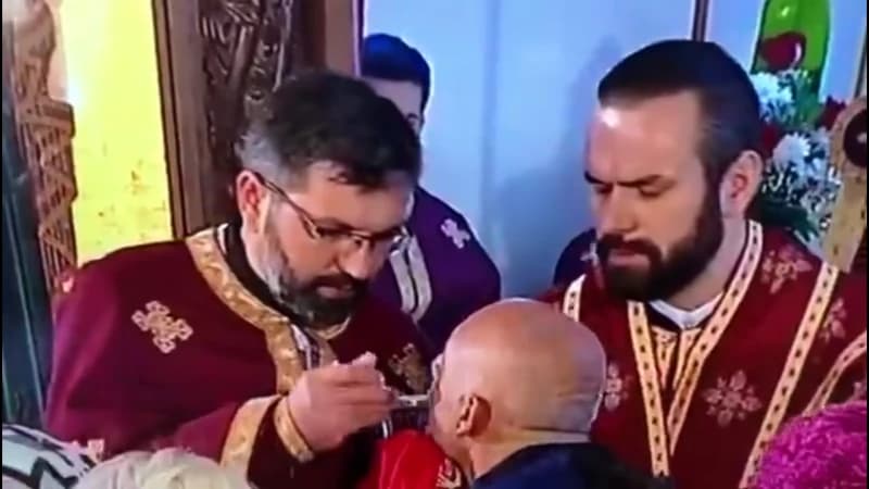 Istočno Sarajevo u jeku pandemije: Služili liturgiju s vjernicima koji su jednom kašikom uzimali pričest