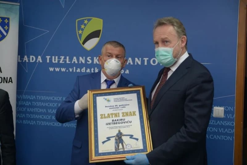 Postao i počasni član: Bakiru Izetbegoviću uručeno priznanje Saveza RVI TK
