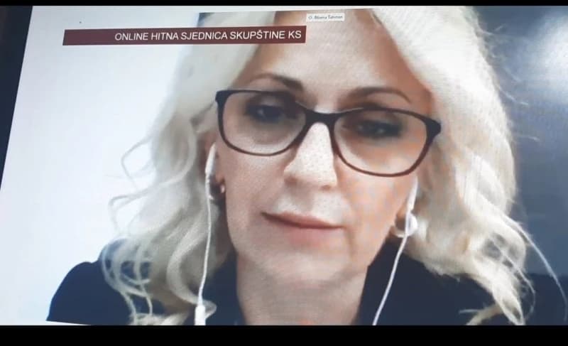 Šahman traži da se prvo raspravlja o nabavci maski: "Neće se politika prepucavati preko leđa moga sina"