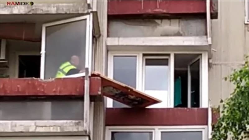Policijaci izvukli dijete koje je bilo zaključano samo u stanu, traga se za roditeljima