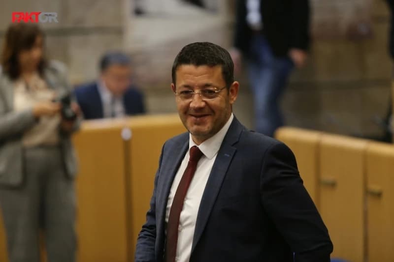 Službeno vozilo ministra Čampare divljalo po cesti: Ko je bio za volanom?