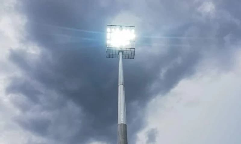 Reflektori obasjali stadion Rođeni