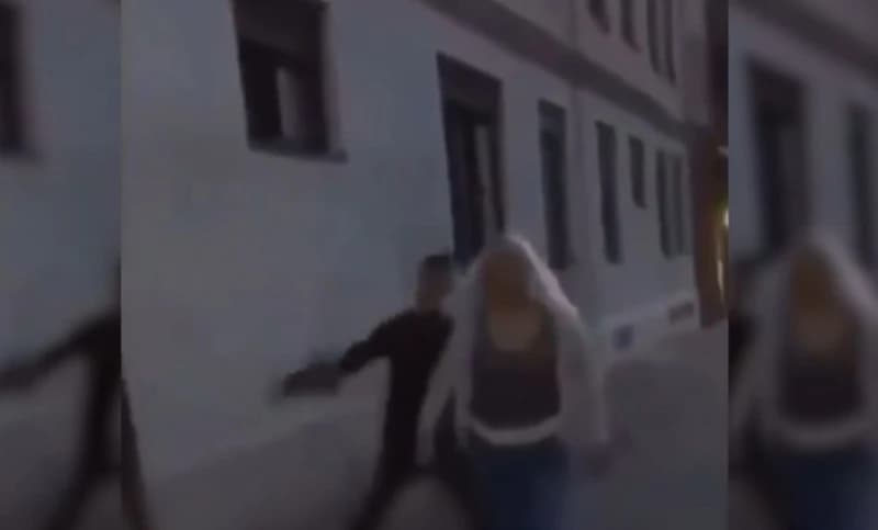 Mladić napao ženu na ulici