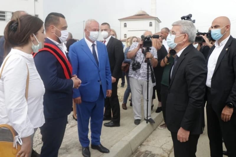 Džaferović obišao naselje u kojem žive Bošnjaci kao nacionalna manjina