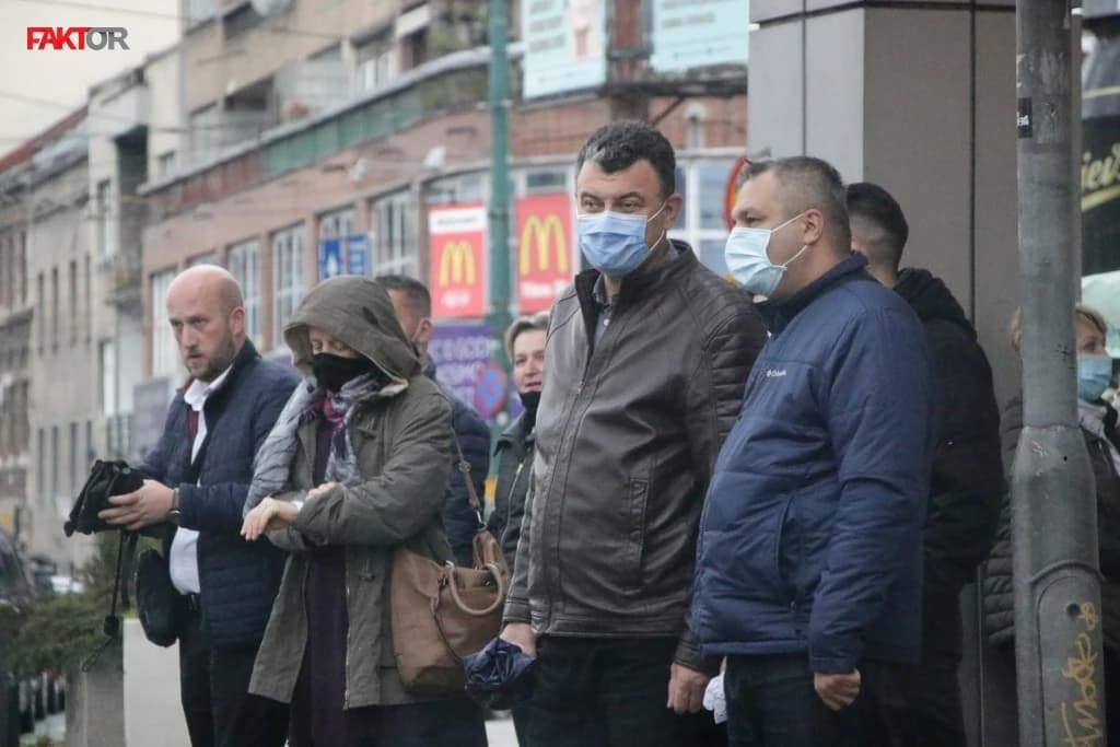 Pridržavaju li se građani: Od danas obavezne maske i na otvorenom u KS