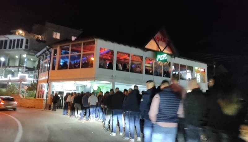 Policija prekinula korona-dernek u Lukavcu, objektu izdata zabrana rada