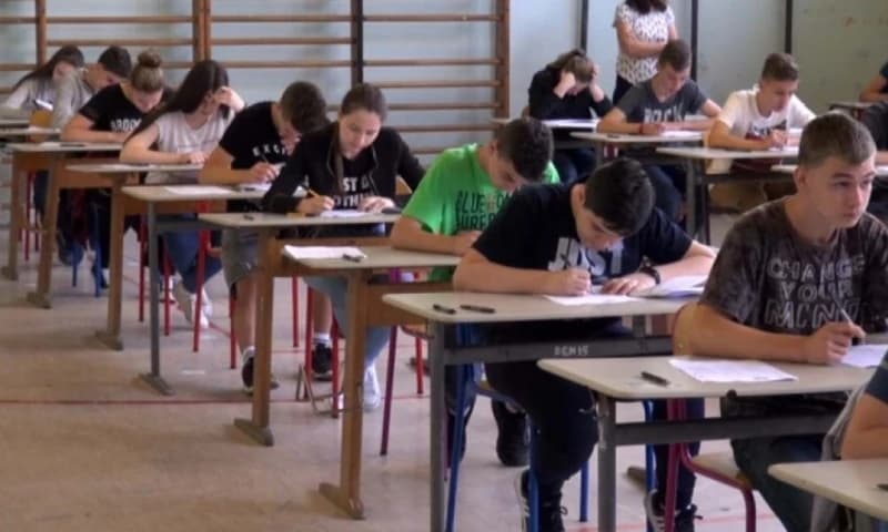 Krizni štab donio novu naredbu: Od petka u srednjim školama KS online nastava