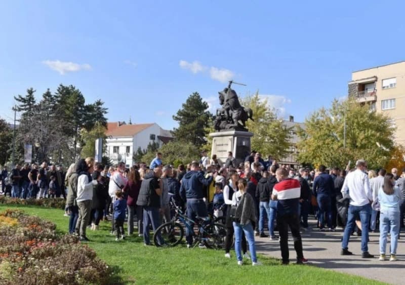 Na rubu egzistencije: Zbog epidemioloških mjera u Bijeljini protestvovali ugostitelji i muzičari