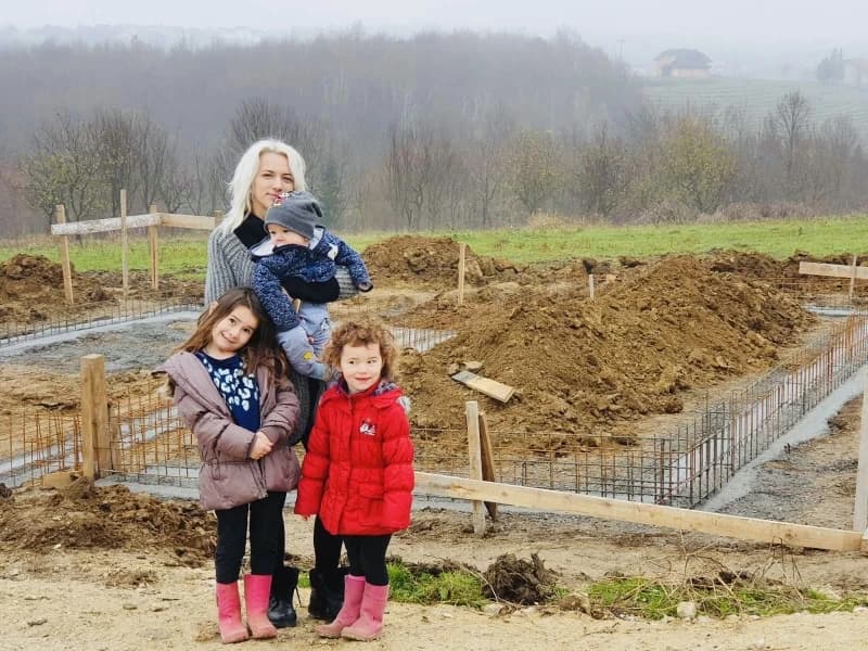 Kozarac: Samohranoj majci troje maloljetne djece gradi se kuća