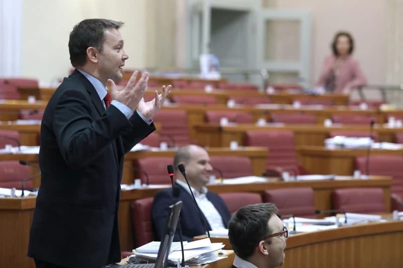Bauk odbrusio Radmanu: Alija je kazao "rat nije naš" da bi spriječio regrute Bošnjake da idu u JNA!