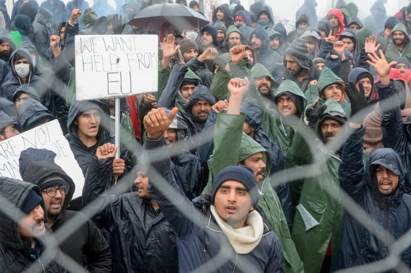 Četvrti dan odbijaju hranu: Mnogi migranti bi jeli, ali ostali iz kampa im ne daju da uzmu obrok