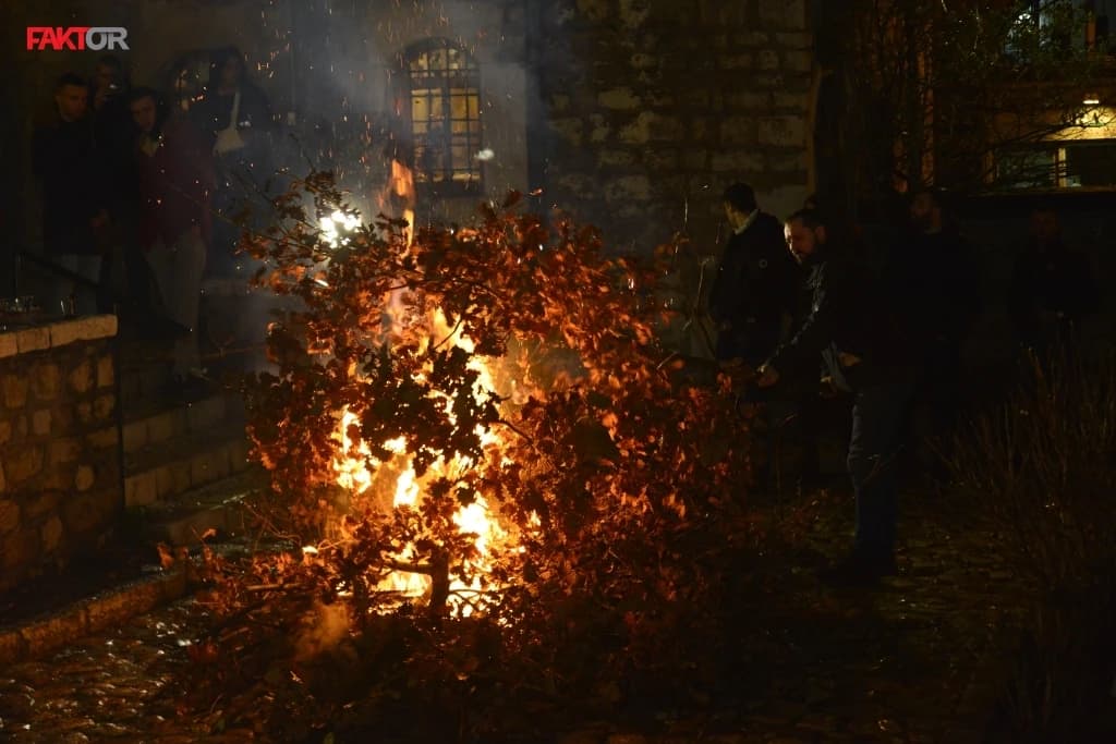 Badnje veče u glavnom gradu BiH: Ispred Stare pravoslavne crkve u Sarajevu zapaljen badnjak