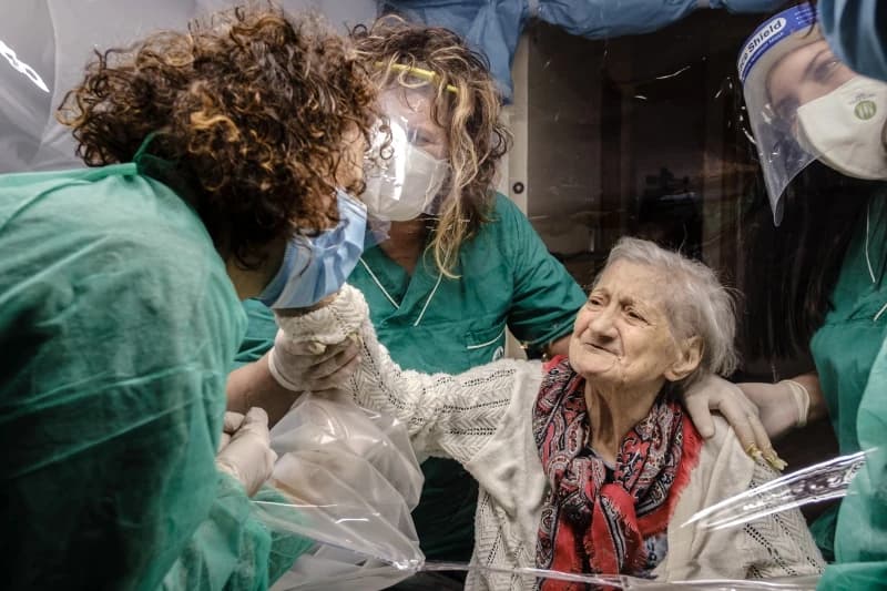 "Soba za zagrljaje" u Italiji: Prilika da oboljeli od koronavirusa zagrle svoje voljene